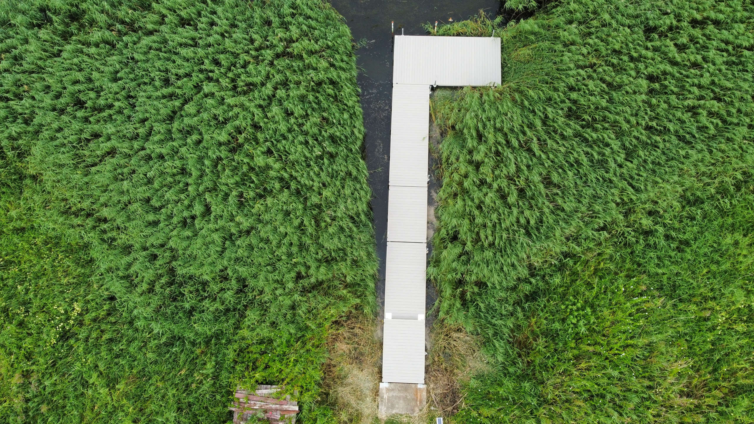 Widok z góry białego pomostu w kształcie litery L