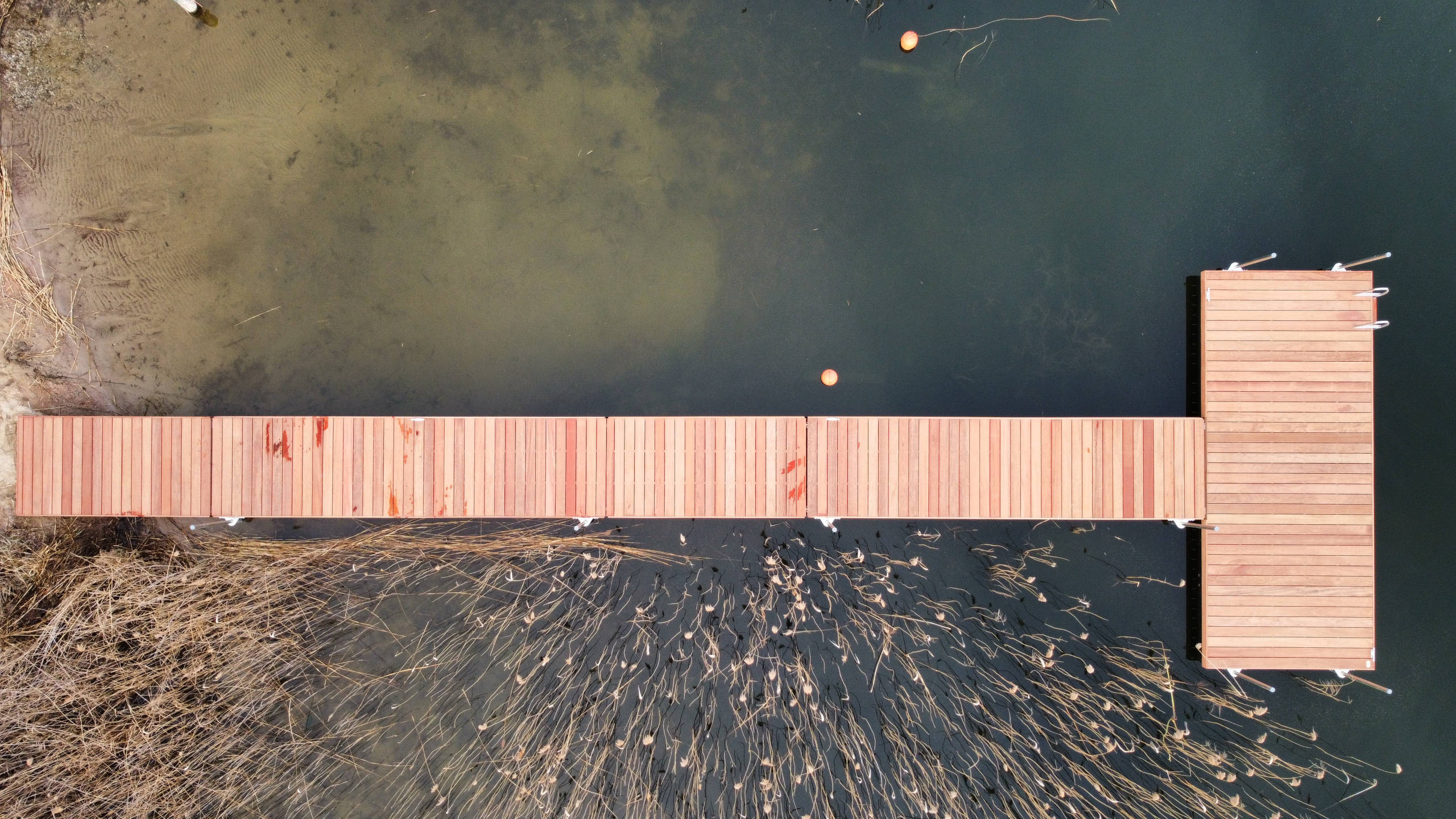 Widok z góry pomostu na stawie