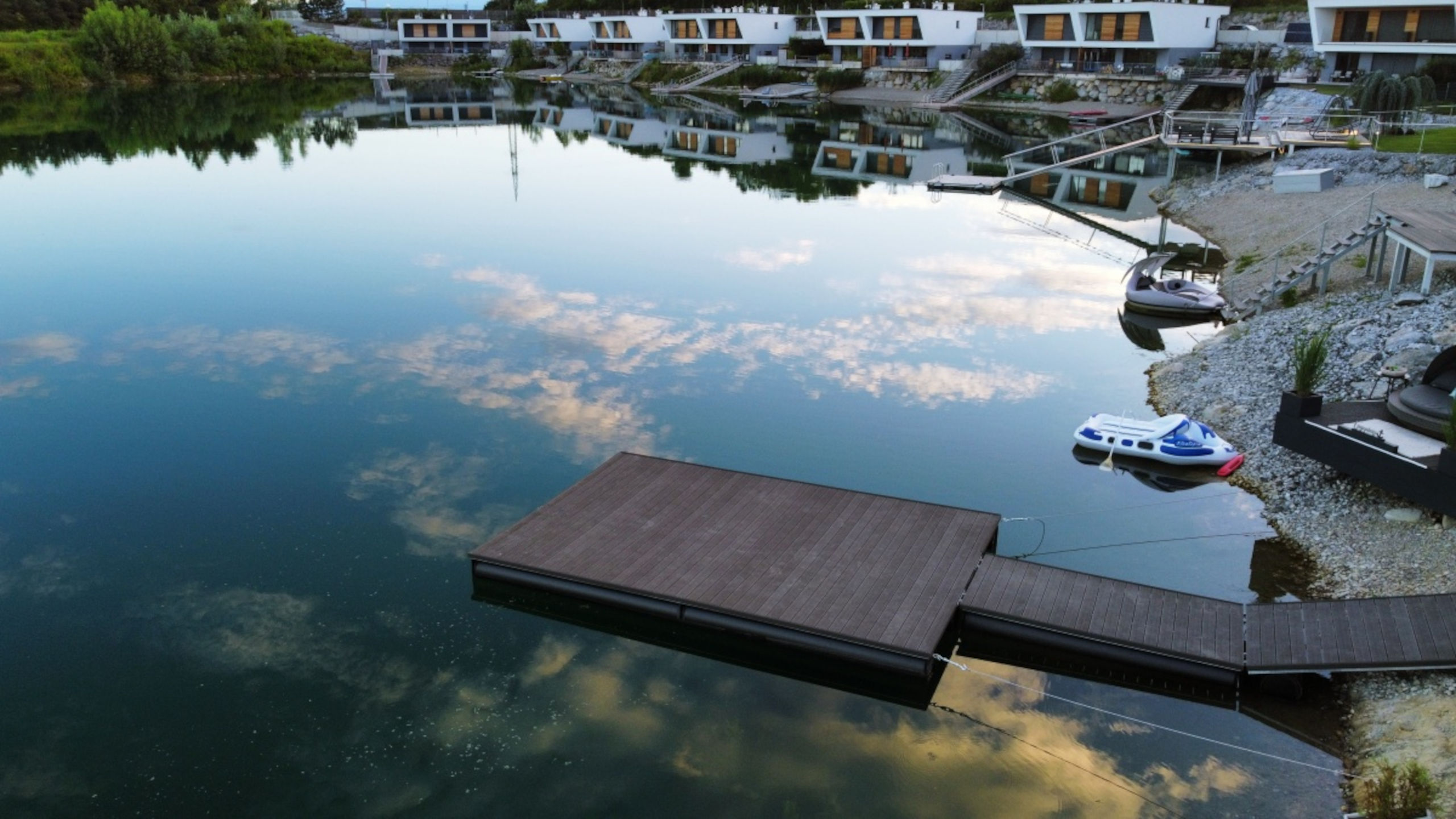 Pomost z odczepianą tratwą dla ośrodka wczasowego